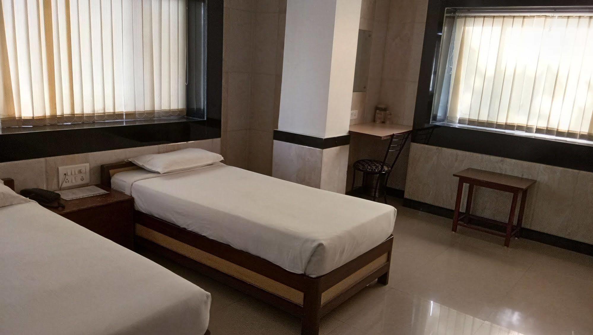 Hotel Arch Manor Deluxe Bhopal Exterior foto